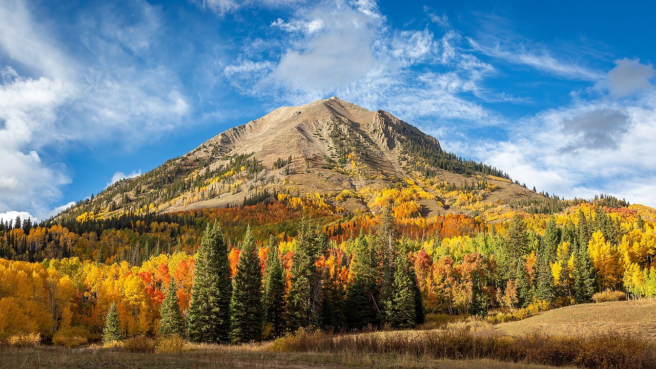 Fall mountain scenery near Crested Butte for Montrose to Crested Butte transportation